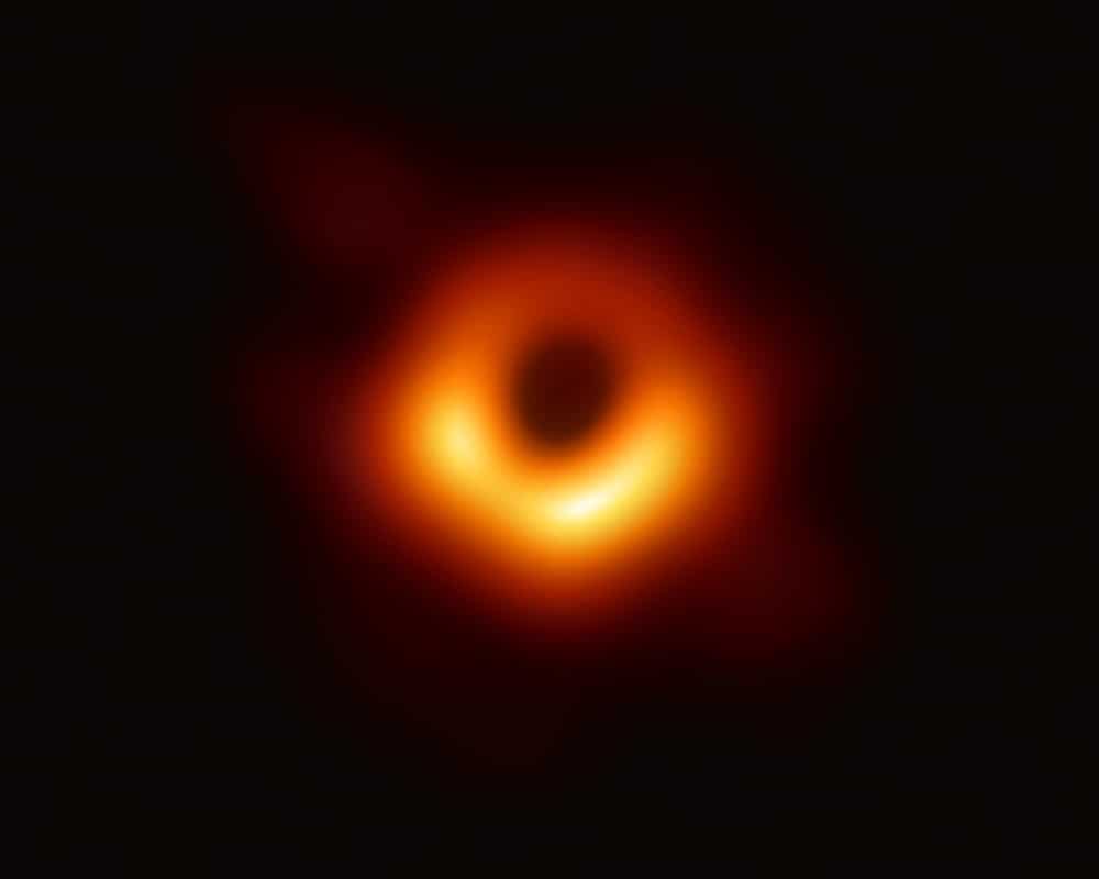 Primeira foto do buraco negro comprova a teoria de Albert Einstein