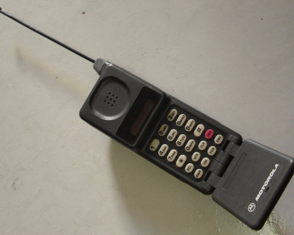 Qual foi o primeiro celular a ser comercializado no Brasil?
