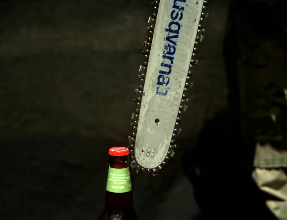 É possível abrir uma garrafa de cerveja usando uma motosserra?