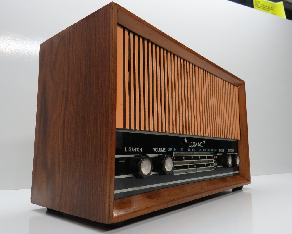 Quando ocorreu a primeira transmissão de rádio no Brasil?